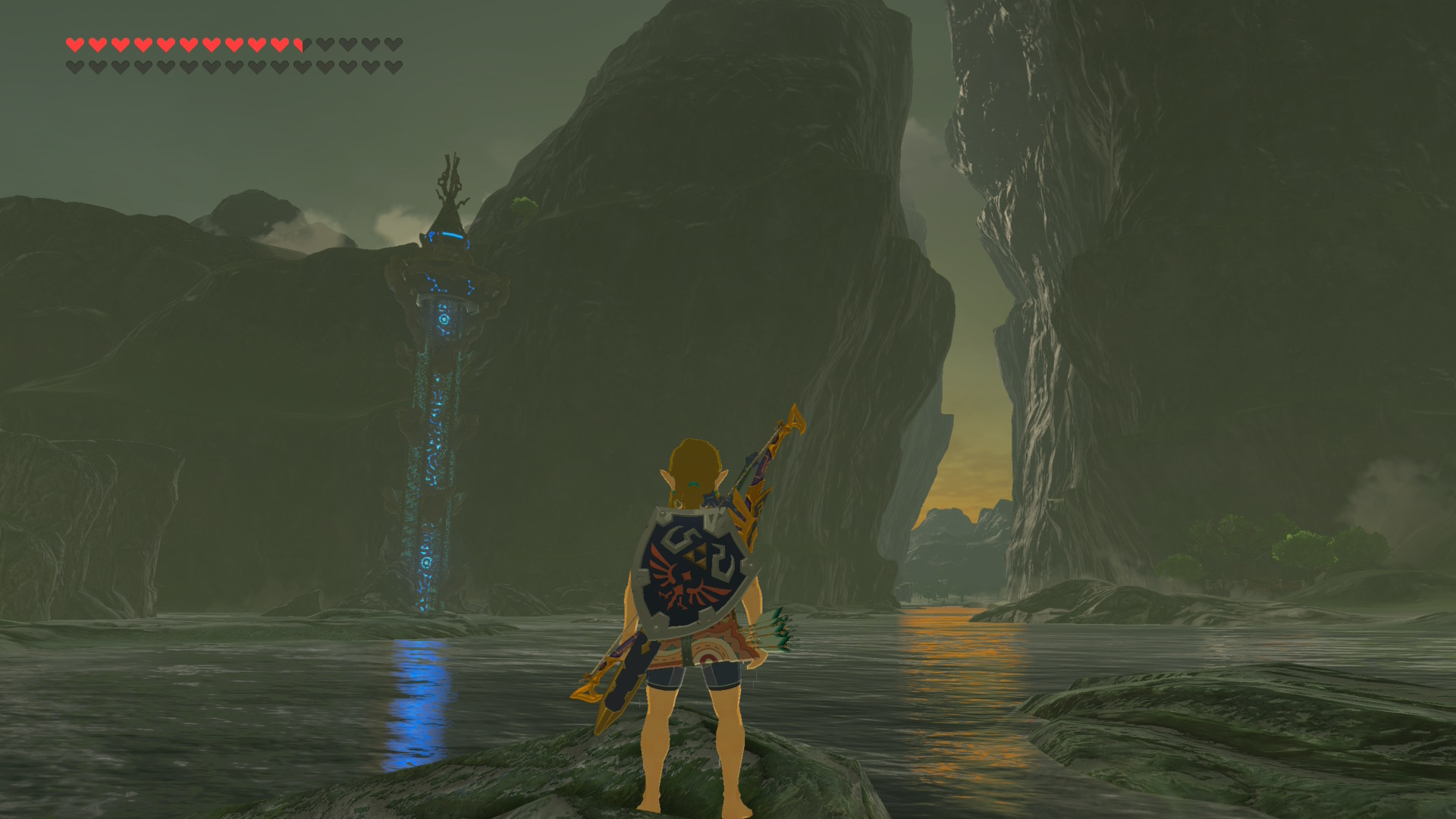 Link explorant une zone rocheuse avec une tour Sheikah dans The Legend of Zelda Breath of the Wild sur Nintendo Switch